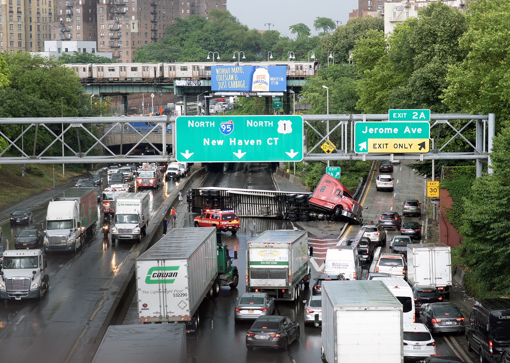 Truck overturned on the cross bronx expressway